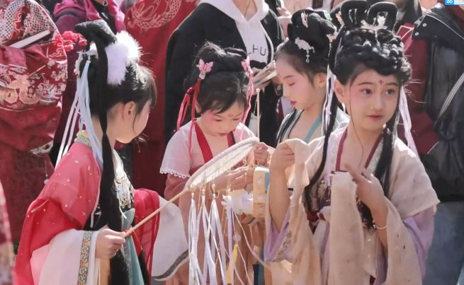 花神祭を漢服で祝う＝河南省焦作市
